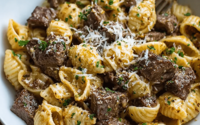 Vitlökssmörbiffbitar och krämiga parmesanskal