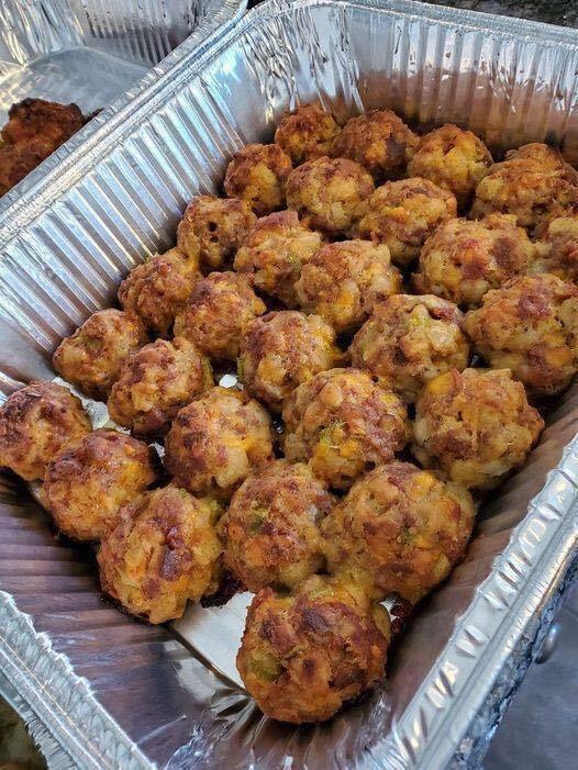Självklart! Fyllningsbollar är ett fantastiskt och bekvämt sätt att servera fyllning. De är krispiga på utsidan samtidigt som de förblir ljuvligt mjuka på insidan. De är perfekta för fester, middagar på vardagskvällar eller som en unik aptitretare. Klassiska salta fyllningsbollar: Detta recept är otroligt mångsidigt och använder enkla ingredienser för maximal smak. Förberedelsetid: 15 minuter. Tillagningstid: 25-30 minuter. Ger: cirka 12-14 fyllningsbollar.