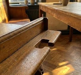 Varje bänk i den här historiska byggnaden har dessa utskurna springor. Vet någon vad de används till? Läs mer i kommentarerna…
