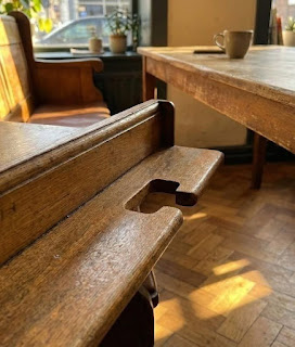Varje bänk i den här historiska byggnaden har dessa utskurna springor. Vet någon vad de används till? Läs mer i kommentarerna…