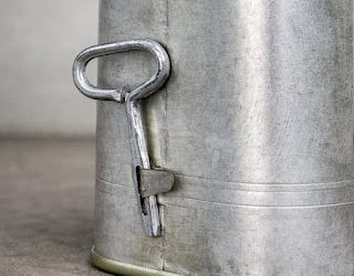 Okej, kan någon förklara det här för mig – varför sätter folk folie på sina dörrhandtag?