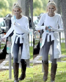 Kan du gissa vem hon är? ✨ Denna älskade tv-stjärna som erövrade miljontals hjärtan i en succésåpopera från 80-talet sågs nyligen i Los Angeles vid 82 års ålder – vilket var hennes första offentliga framträdande på mer än tre år. 👀 Fansen blev förvånade när bilderna dök upp, och många kände knappt igen henne. Se bilderna i första avsnittet nedan 👇