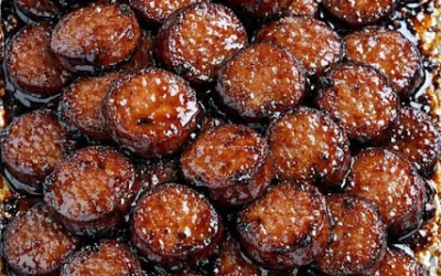 Kielbasa-bitar med honungs- och senapstek i långkokare