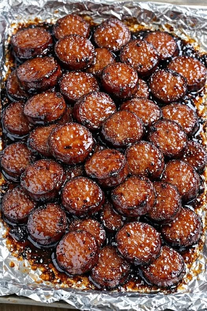 Kielbasa-bitar med honungs- och senapstek i långkokare