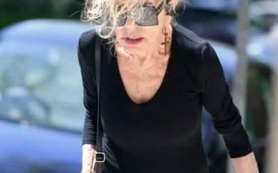 En Hollywoodlegend som inte går att känna igen på sällsynta paparazzibilder! Kan du känna igen henne?