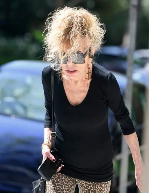 En Hollywoodlegend som inte går att känna igen på sällsynta paparazzibilder! Kan du känna igen henne?