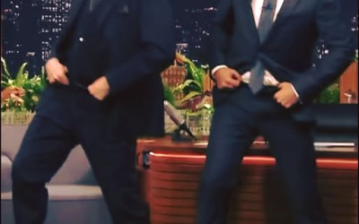John Travolta återupplivar sina ikoniska “Grease”-rörelser som fansen fortfarande minns.