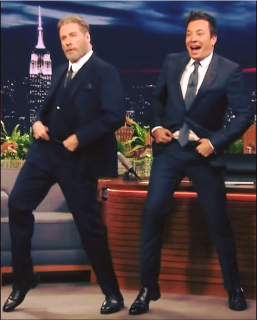 John Travolta återupplivar sina ikoniska “Grease”-rörelser som fansen fortfarande minns.