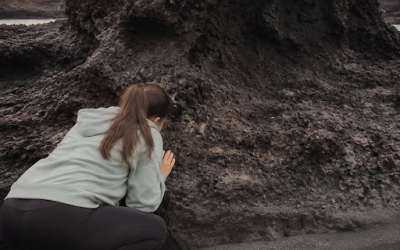 Internet kan inte sluta leta efter den gömda flickan på detta natursköna klippfoto – kan du hitta henne?