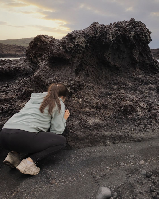 Internet kan inte sluta leta efter den gömda flickan på detta natursköna klippfoto – kan du hitta henne?