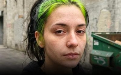 Ebony Wood, 26, befinner sig i centrum för en hetsig kontrovers efter att en video blivit viral på sociala medier. I den syns hon
