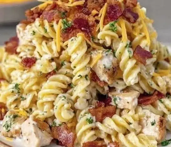 Krämig pasta med kyckling, bacon och ranchdressing
