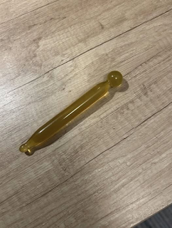 En tjej lämnade detta hemma hos mig — vet någon vad det är? 💬👇